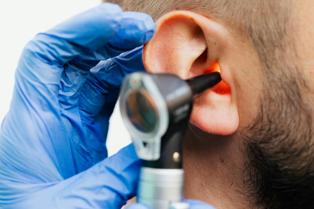 otorrinolaringologo examinando un oído
