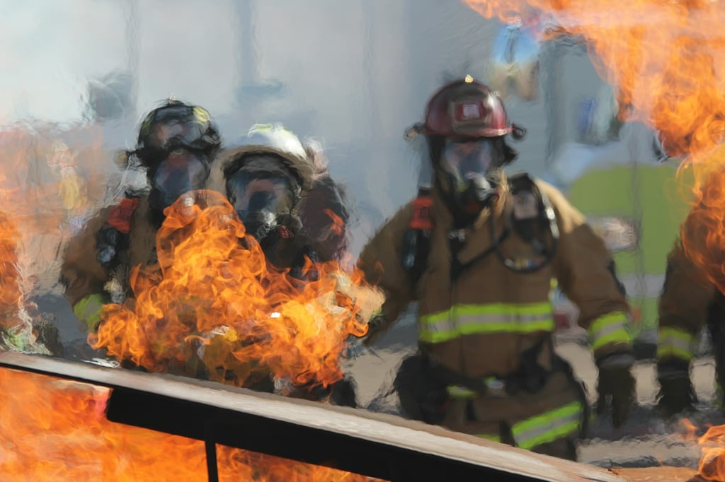 Un bombero apagando un fuego