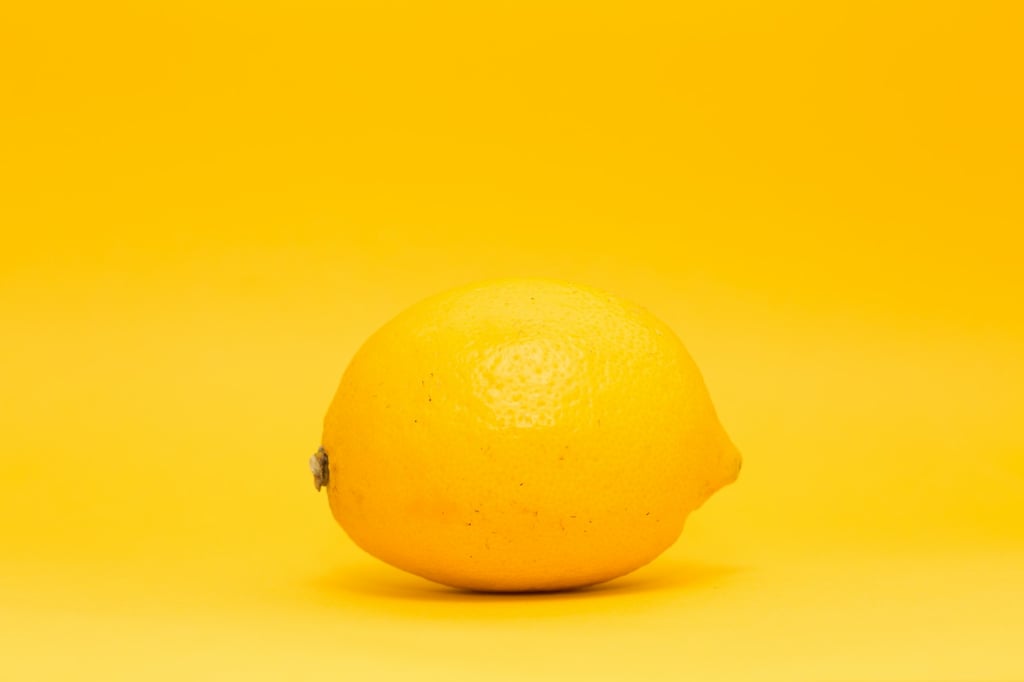 Un limón para las manchas de desodorante 