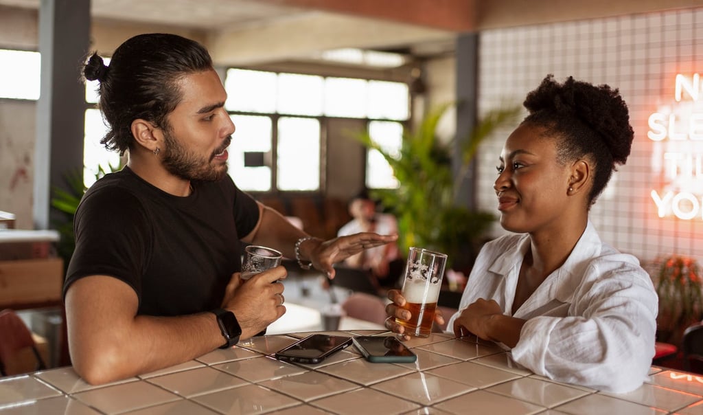 Hombre y mujer tomando una cerveza