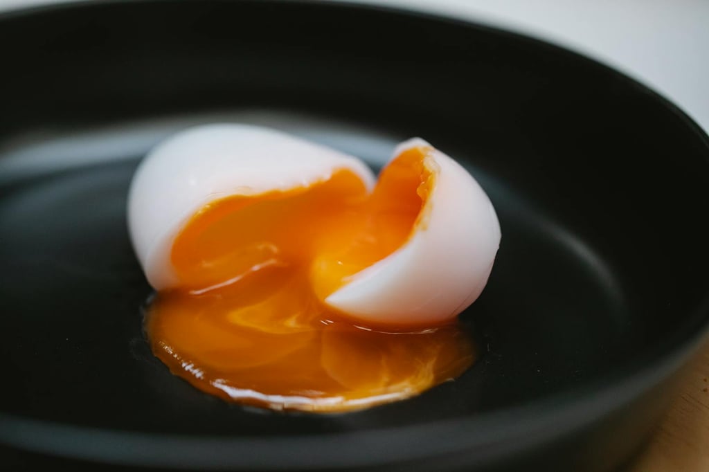 Un huevo medio cocido