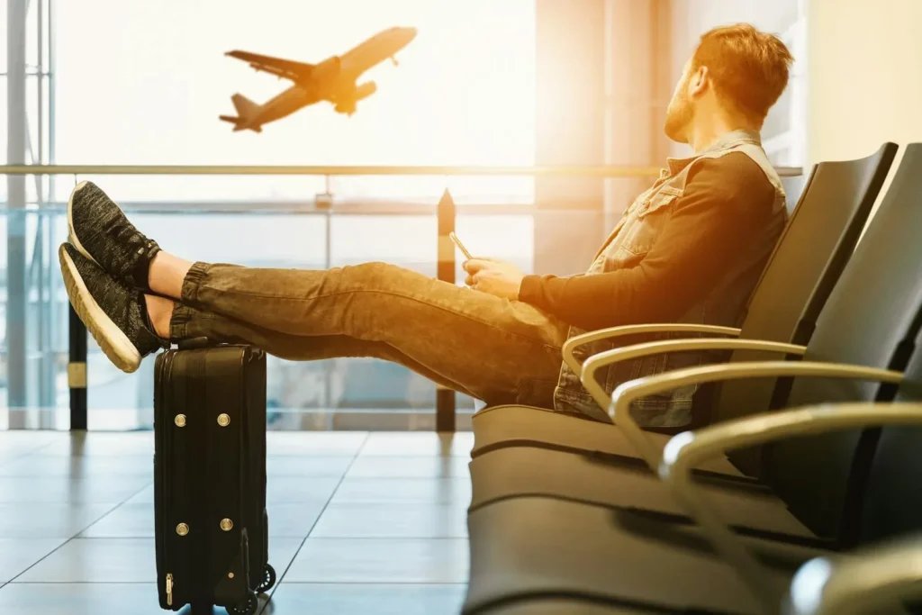 Hombre en aeropuerto esperando