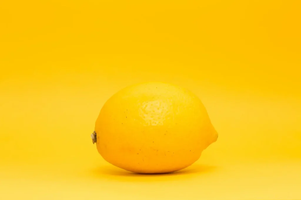 Un limón para las manchas de desodorante 