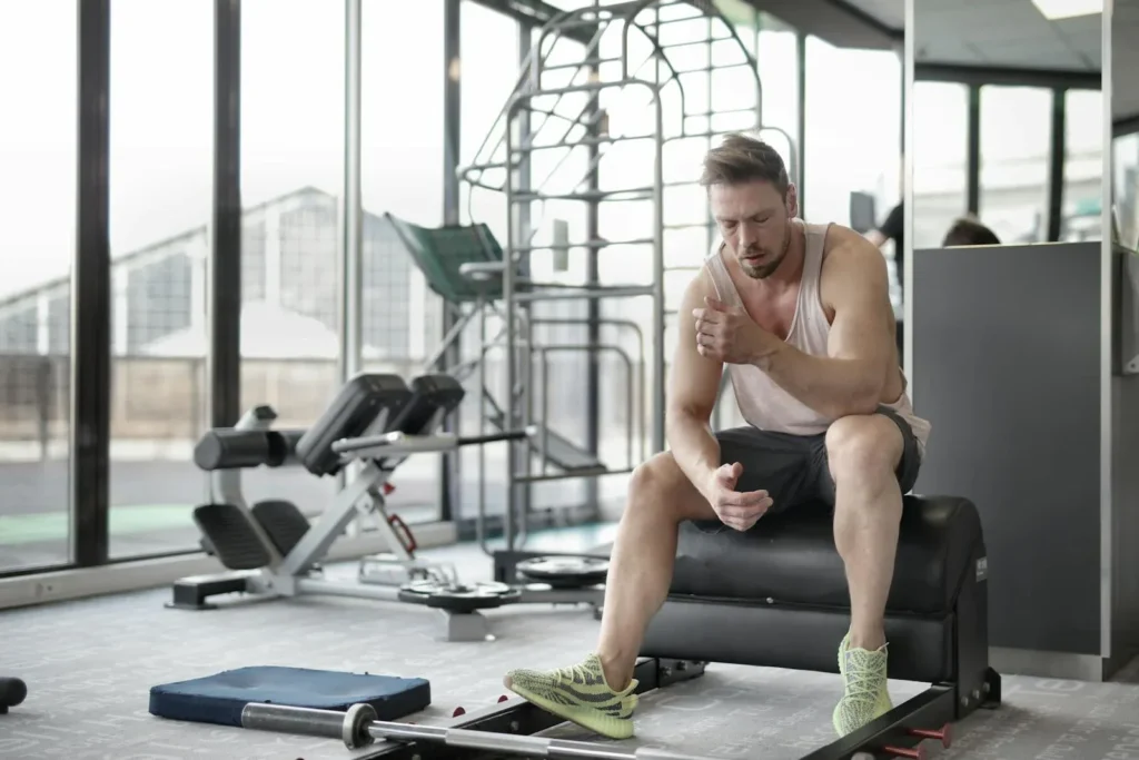 hombre cansado después del los abdominales 